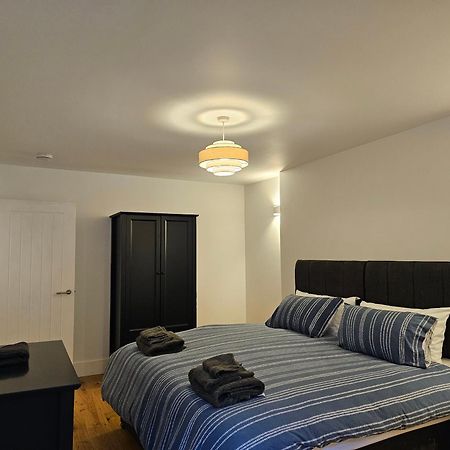 Spacious Modern 2-Bed Parking & Wi-Fi & 65"Oled บริสตอล ภายนอก รูปภาพ